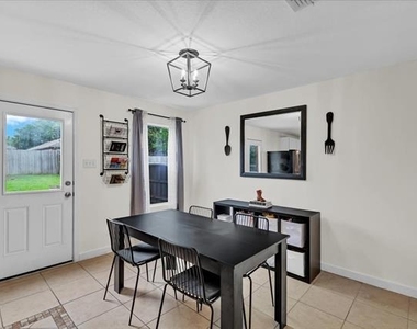 1110 Caroline Drive - Photo Thumbnail 14
