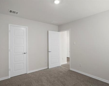 2105 Hunter Lane - Photo Thumbnail 10