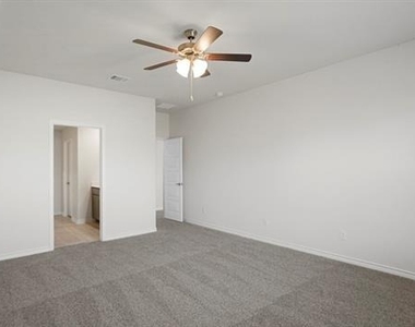 2105 Hunter Lane - Photo Thumbnail 12