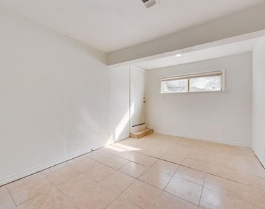 1233 Marion Avenue - Photo Thumbnail 9