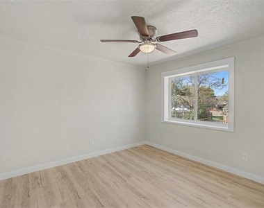 9021 White Settlement Road - Photo Thumbnail 5