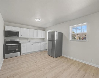 9021 White Settlement Road - Photo Thumbnail 12