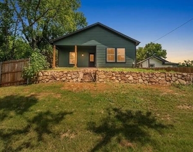 716 E Chestnut Street - Photo Thumbnail 2