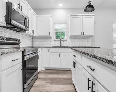 716 E Chestnut Street - Photo Thumbnail 6