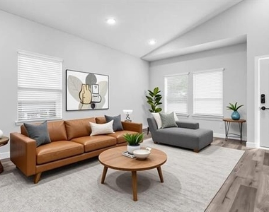 716 E Chestnut Street - Photo Thumbnail 4