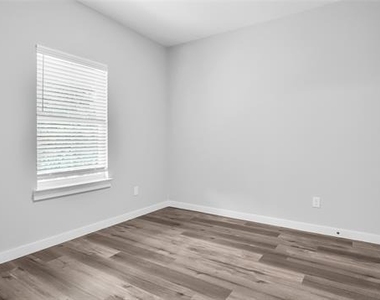 716 E Chestnut Street - Photo Thumbnail 15