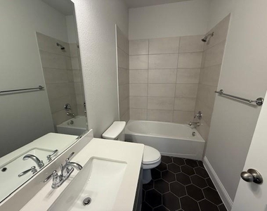 305 Blackthorne Drive - Photo Thumbnail 6