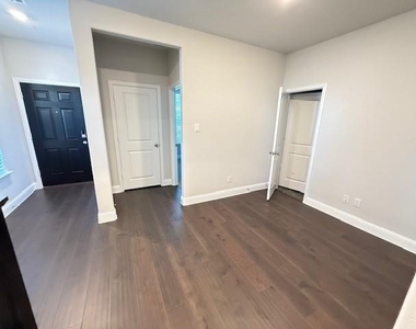 305 Blackthorne Drive - Photo Thumbnail 9