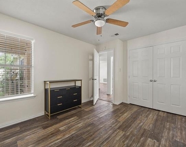 2504 Brook Hollow Court - Photo Thumbnail 15