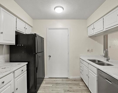 2504 Brook Hollow Court - Photo Thumbnail 4