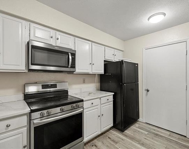 2504 Brook Hollow Court - Photo Thumbnail 5