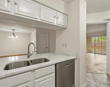 2504 Brook Hollow Court - Photo Thumbnail 7