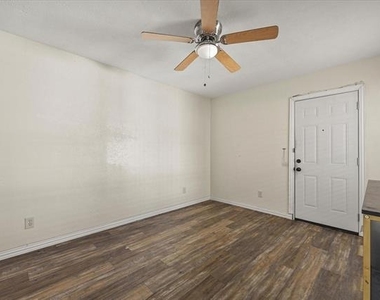 2504 Brook Hollow Court - Photo Thumbnail 14