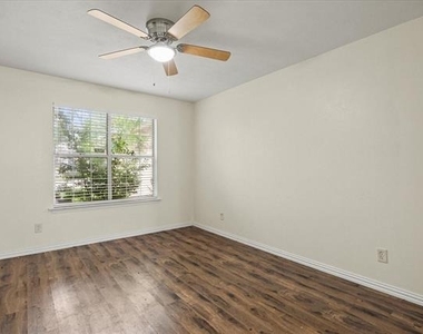 2504 Brook Hollow Court - Photo Thumbnail 17