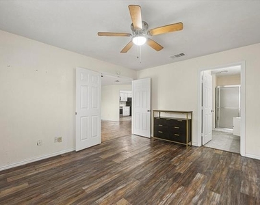 2504 Brook Hollow Court - Photo Thumbnail 11
