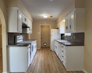 1706 Wisteria Street - Photo Thumbnail 9