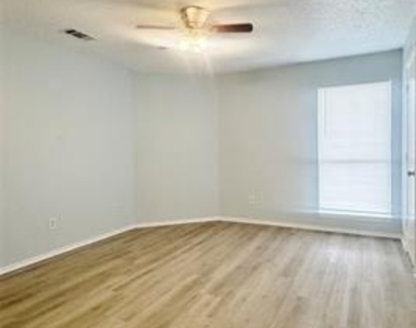 2817 Wimbledon Court - Photo Thumbnail 10