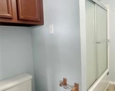 2817 Wimbledon Court - Photo Thumbnail 7