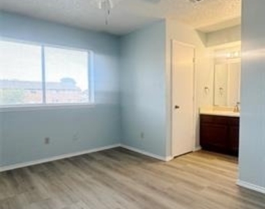 2817 Wimbledon Court - Photo Thumbnail 6
