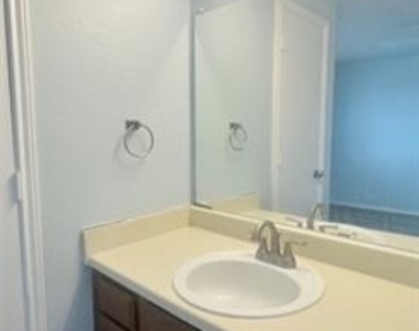 2817 Wimbledon Court - Photo Thumbnail 9