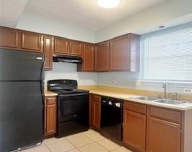 2817 Wimbledon Court - Photo Thumbnail 3
