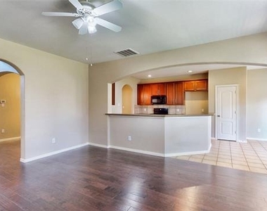 413 Perkins Drive - Photo Thumbnail 3
