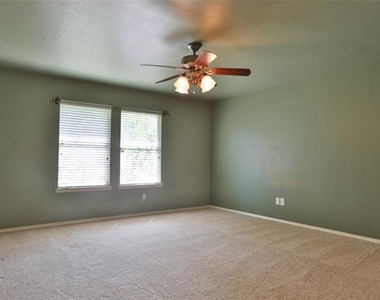809 Robbin Circle - Photo Thumbnail 9