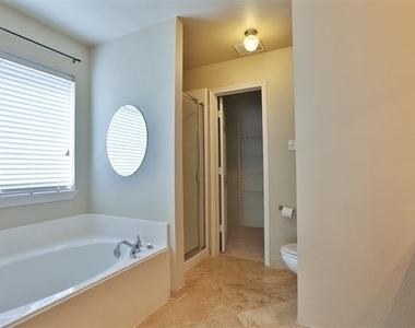 809 Robbin Circle - Photo Thumbnail 10