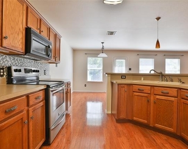 809 Robbin Circle - Photo Thumbnail 2