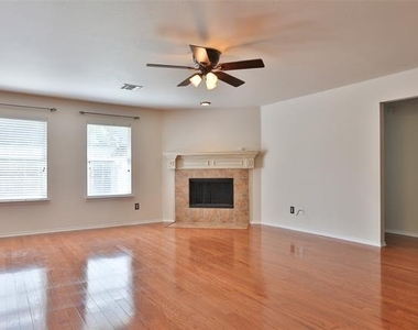 809 Robbin Circle - Photo Thumbnail 7
