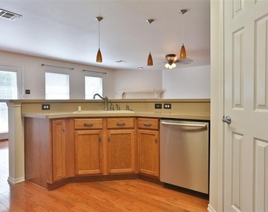809 Robbin Circle - Photo Thumbnail 4