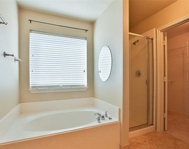 809 Robbin Circle - Photo Thumbnail 11