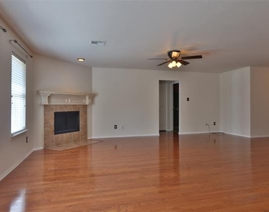 809 Robbin Circle - Photo Thumbnail 5