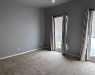 1403 Stone Lakes Drive - Photo Thumbnail 10