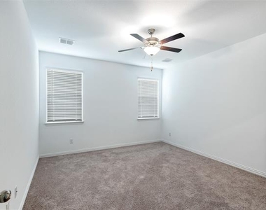 537 Robinson Way - Photo Thumbnail 6