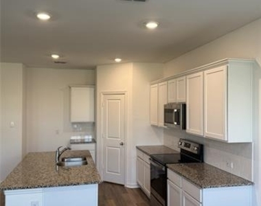 537 Robinson Way - Photo Thumbnail 5