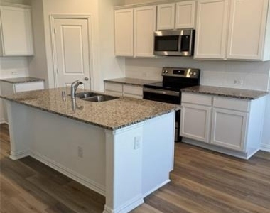 537 Robinson Way - Photo Thumbnail 3