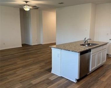 537 Robinson Way - Photo Thumbnail 4
