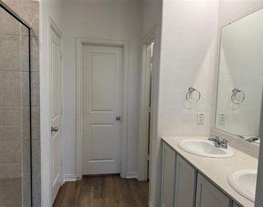 537 Robinson Way - Photo Thumbnail 8
