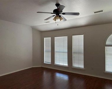 1209 Firewheel Place - Photo Thumbnail 9