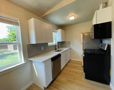 1605 Hawthorne Lane - Photo Thumbnail 2