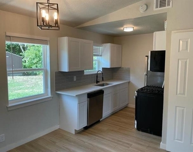 1605 Hawthorne Lane - Photo Thumbnail 4