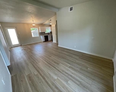1605 Hawthorne Lane - Photo Thumbnail 7