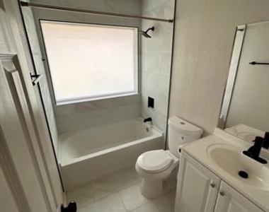 1605 Hawthorne Lane - Photo Thumbnail 12