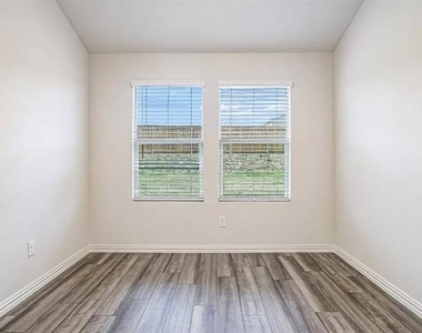 2636 Oneida Lane - Photo Thumbnail 5