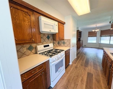 511 W Walnut Street - Photo Thumbnail 4