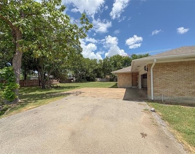 511 W Walnut Street - Photo Thumbnail 18