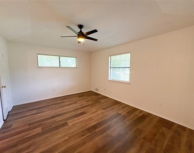511 W Walnut Street - Photo Thumbnail 12