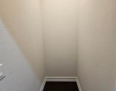 3105 Euclid Way - Photo Thumbnail 20