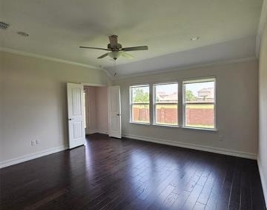 3105 Euclid Way - Photo Thumbnail 5